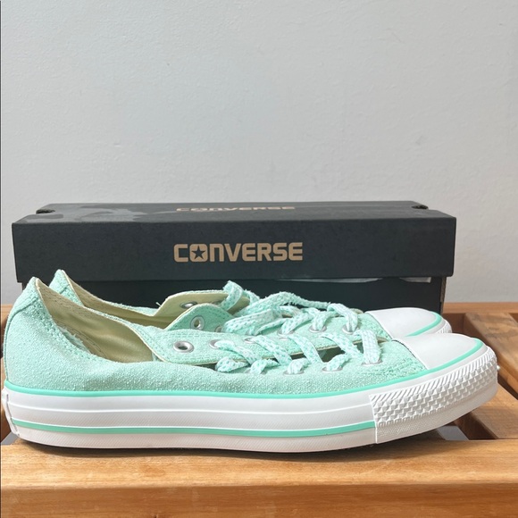 Converse size 8 peppermint colored sneakers.  Never worn in box. - Picture 1 of 4